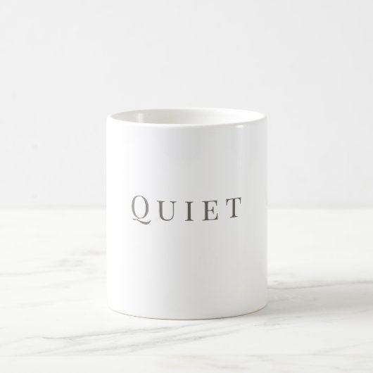 Stiller Becher – Minimalistisches Typografie-Desig Kaffeetasse (Mittel)