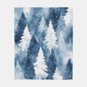 Stiller Kiefern-Winterwald Fleecedecke (Vorderseite)
