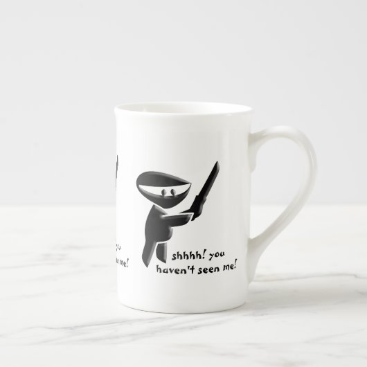 Stiller schwarzer ninja Meuchelmörder, bewaffnet Porzellantasse (Rechts)