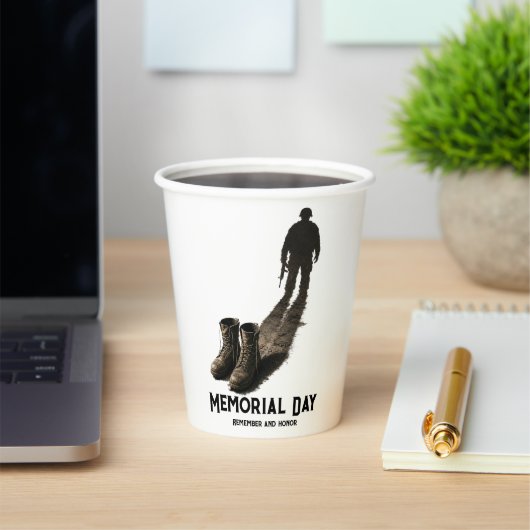 Stiller Wert – Memorial Day Tribut Soldatenschatte Pappbecher (InSitu)