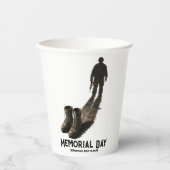 Stiller Wert – Memorial Day Tribut Soldatenschatte Pappbecher (Vorderseite)