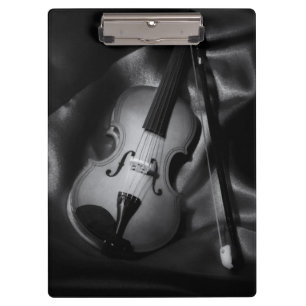 Stillleben-Bild einer Violine in s/w Klemmbrett