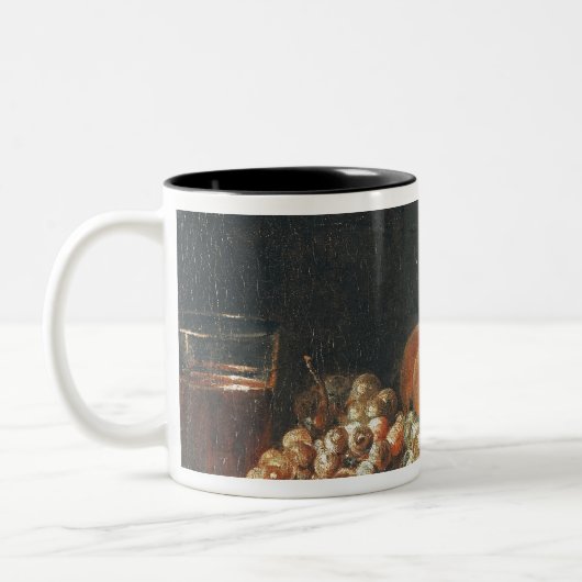 Stillleben der Pfirsiche, Nüsse, Trauben Zweifarbige Tasse (Links)