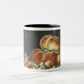 Stillleben der Pfirsiche, Nüsse, Trauben Zweifarbige Tasse (Mittel)