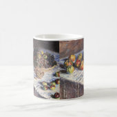 Stillleben mit Äpfeln und Trauben von Claude Monet Kaffeetasse (Mittel)