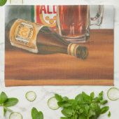 Stillleben mit Bier von Jennifer Goldberger Handtuch (Gefaltet)