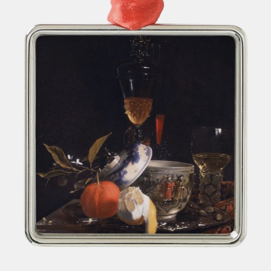 Stillleben mit chinesischem Zuckerglas Silbernes Ornament (Vorne)