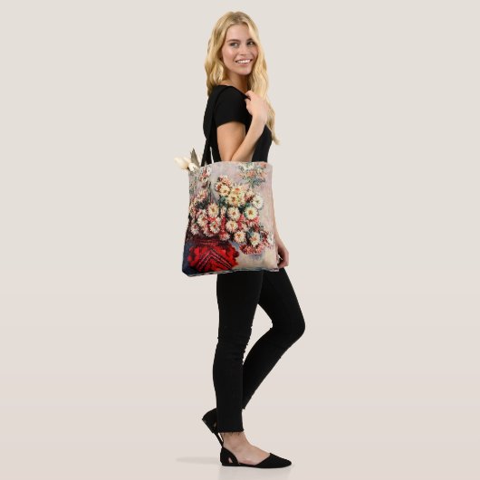 Stillleben mit Chrysanthemen von Claude Monet Tasche (Am Model)