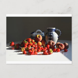 Stillleben mit Erdbeeren, Pfirsichen und Kirschen Einladungspostkarte
