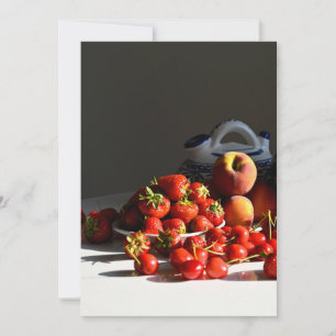 Stillleben mit Erdbeeren, Pfirsichen und Kirschen Feiertagskarte