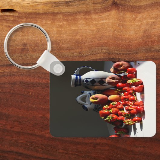 Stillleben mit Erdbeeren, Pfirsichen und Kirschen Schlüsselanhänger (Rückseite)