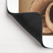 Stillleben mit flachen Pilzen und dramatischen Mousepad (Ecke)
