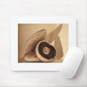 Stillleben mit flachen Pilzen und dramatischen Mousepad (Mit Mouse)
