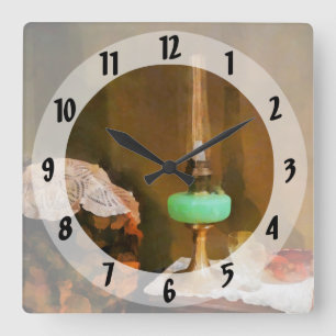 Stillleben mit Hurrikan-Lampe Quadratische Wanduhr