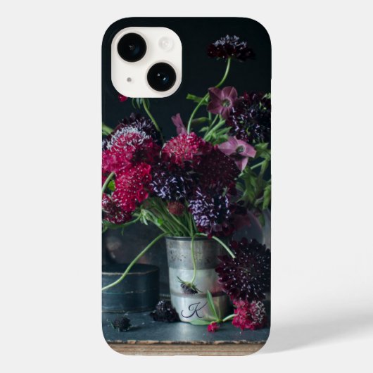 Stillleben mit Monogramm-Blume und Buch Case-Mate iPhone Hülle (Rückseite)