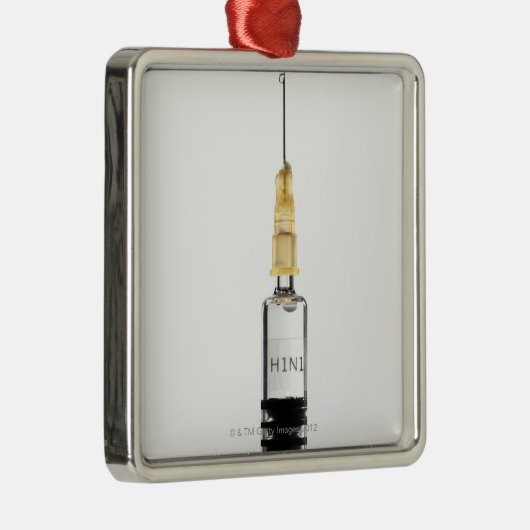 Stillleben, weißer Hintergrund Ornament Aus Metall (Rechts)