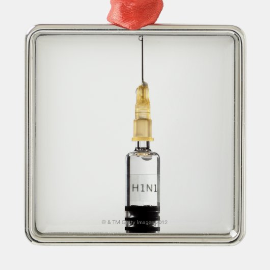 Stillleben, weißer Hintergrund Ornament Aus Metall (Vorne)