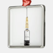 Stillleben, weißer Hintergrund Ornament Aus Metall (Links)