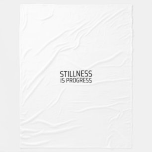 Stillness Is Progress Minimalistische Schreibmasch Fleecedecke
