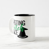 Stillstehendes Hexe-Gesicht Zweifarbige Tasse (Vorderseite Links)