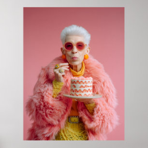 Stilsichere ältere Frau isst Kuchen in rosa Mode  Poster