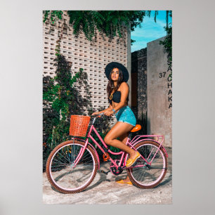 Stilsichere Frau auf rosa Fahrrad, urbane Abenteue Poster
