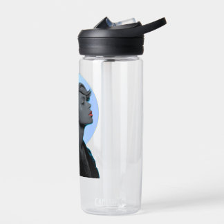 Stilsichere Frau im monochromen Porträt Trinkflasche