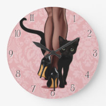 Stilsichere Frau und schwarze Katze
