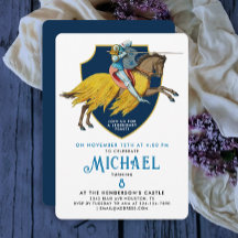 Stilvoll blauer mittelalterlicher Ritter am Pferd