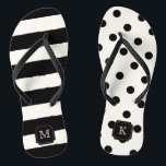 Stilvoll Chic Modern Black Dots & Stripes Monogram Badesandalen<br><div class="desc">Mit Fett*fa*tin entworfen. Einfach mit eigenen Texten,  Fotos oder Bildern anpassen. Für individuelle Anfragen wenden Sie sich bitte direkt an fat*fa*tin. Es gelten benutzerdefinierte Gebühren. www.zazzle.com/fat_fa_tin www.zazzle.com/color_therapy www.zazzle.com/fatfatin_blue_knot www.zazzle.com/fatfatin_red_knot www.zazzle.com/fatfatin_mini_me www.zazzle.com/fatfatin_box www.zazzle.com/fatfatin_design www.zazzle.com/fatfatin_ink</div>