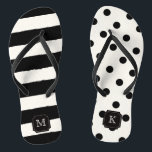 Stilvoll Chic Modern Black Dots & Stripes Monogram Badesandalen<br><div class="desc">Mit Fett*fa*tin entworfen. Einfach mit eigenen Texten,  Fotos oder Bildern anpassen. Für individuelle Anfragen wenden Sie sich bitte direkt an fat*fa*tin. Es gelten benutzerdefinierte Gebühren. www.zazzle.com/fat_fa_tin www.zazzle.com/color_therapy www.zazzle.com/fatfatin_blue_knot www.zazzle.com/fatfatin_red_knot www.zazzle.com/fatfatin_mini_me www.zazzle.com/fatfatin_box www.zazzle.com/fatfatin_design www.zazzle.com/fatfatin_ink</div>