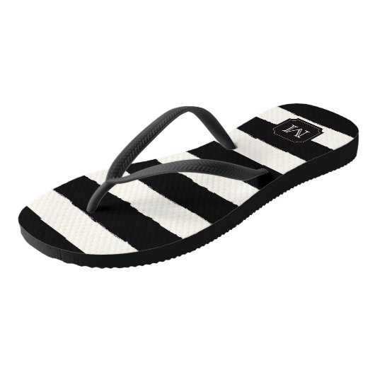 Stilvoll Chic Modern Black Dots & Stripes Monogram Badesandalen (Schrägansicht)