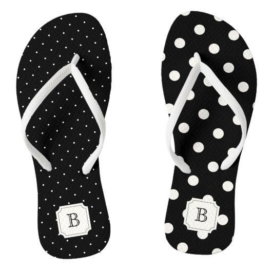 Stilvoll Chic Modern Ivory Polka Dots Mix Monogram Badesandalen (Fußbett)