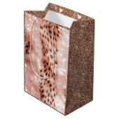 Stilvoll Girly Pink Rose Gold Leopard Glitz Mittlere Geschenktüte (Rückseite Schrägansicht)