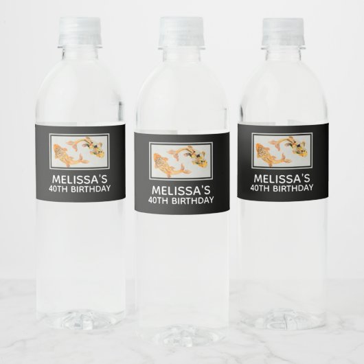 Stilvoll Gold Koi Fish Geburtstag Wasserflaschenetikett (Flaschen)