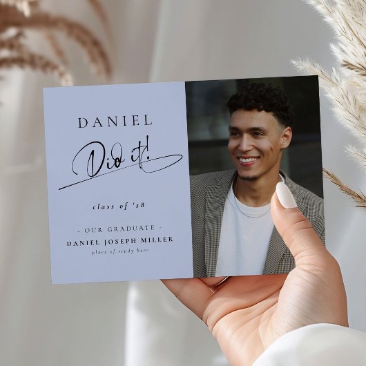 Stilvoll hat er es getan! Script Graduate Foto Ankündigung