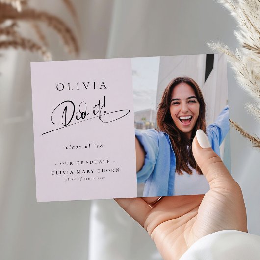 Stilvoll hat sie es getan! Script Graduate Foto Ankündigung