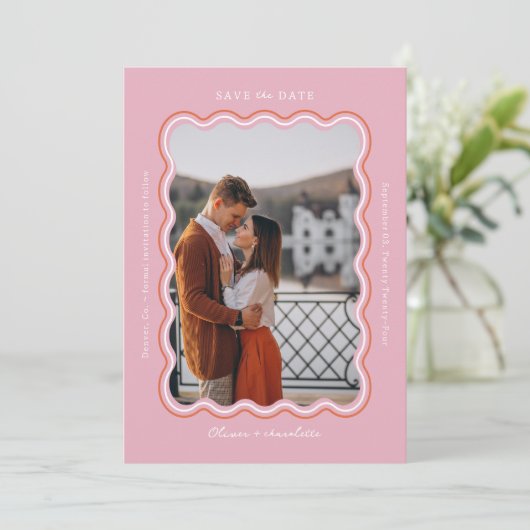 Stilvoll minimaler Retro-Stil Wavy Foto Frame Rosa Save The Date (Stehend Vorderseite)
