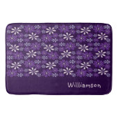 Stilvoll Mit Monogramm dunkles Lila Blume Muster Badematte (Vorderseite)