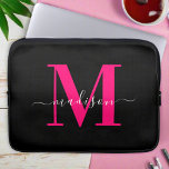 Stilvoll Modernes, feines rosafarbenes Skript & Sc Laptopschutzhülle<br><div class="desc">Upgrade Ihres technischen Stils mit unserem modernen sauberen Schwarz & Fett rosa monochromen ersten Laptop-Sieb. Dieser Sleeve ist mit einem schwarzen Äußeren gefertigt, das durch auffallende, fett rosa monochrome Initialen hervorgehoben wird. Er bietet modernen Schutz mit einer Touch personalisierter Eleganz. Mit diesem einzigartigen und modischen Accessoire können Sie Ihren Laptop...</div>