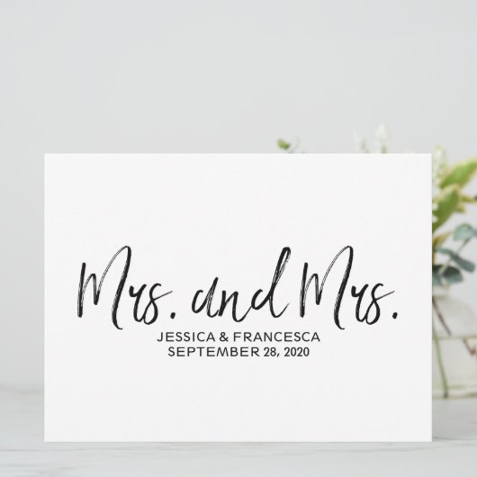 Stilvoll "Mrs. and Mrs." Lesbian Wedding Sign Einladung (Stehend Vorderseite)
