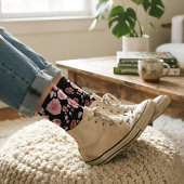 Stilvoll rosa Blumenmuster auf schwarz Socken