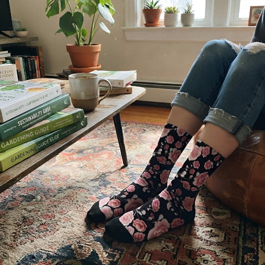 Stilvoll rosa Blumenmuster auf schwarz Socken