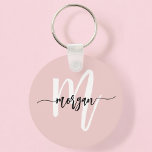 Stilvoll rosa Modernes Script Girly Monogram Name Schlüsselanhänger<br><div class="desc">Erhöhen Sie Ihre Alltagsessenzials mit dem stilvollen Pink Modern Script Girly Monogram Name Schlüsselanhänger. Dieses elegante Accessoire präsentiert einen rot-rosa Hintergrund mit einem zarten Monogramm in modernem Skript und fügt Ihren Tasten eine persönliche Touch hinzu. Dieser Schlüsselanhänger aus hochwertigen Materialien ist sowohl haltbar als auch modern und eignet sich hervorragend...</div>