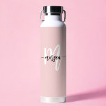 Stilvoll rosa Modernes Script Girly Monogram Name Trinkflasche<br><div class="desc">Bleibe in Stil mit der stilvollen rosa modernen Script Girly Monogram Name Water Flasche. Diese elegante, wiederverwendbare Flasche ist mit einem weichen rosa Hintergrund und einem eleganten Monogramm in einem modernen Script-Schriftart ausgestattet und fügt eine personalisierte Touch hinzu. Diese Wasserflasche ist perfekt für Fitnessstudios, Büroanwendungen oder die mobile Hydratation geeignet...</div>