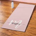 Stilvoll rosa Modernes Script Girly Monogram Name Yogamatte<br><div class="desc">Erhöhen Sie Ihre Yogapraxis mit der stilvollen rosa Modern Script Girly Monogram Name Yoga Mat. Diese hübsche Matte zeichnet sich durch ein rosa Schwarz-Design und ein personalisiertes Monogramm in einem schicken, modernen Skript aus und ist somit einzigartig für Sie. Aus hochwertigen, rutschfesten Materialien gefertigt, bietet es das perfekte Polster und...</div>