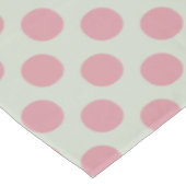 Stilvoll rosa Polka Dots Hellgrüner Hintergrund Tischdecke (Schrägansicht)