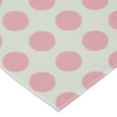 Stilvoll rosa Polka Dots Hellgrüner Hintergrund Tischdecke (Schrägansicht)