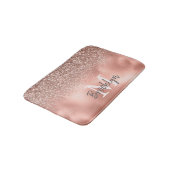 Stilvoll rosa Rose Gold Glitzer Confetti Monogram Badematte (Schrägansicht)