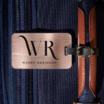 Stilvoll rosa Rose Gold Metal Two Monogram Initial Gepäckanhänger<br><div class="desc">Stilvolle Elegant Chic Bold zwei Monogramm Initial Name Rose Gold Metal Custom Personalisiert Luggage Bag Tag. Dieses Design mit vollständigem Namen Typografie mit 2 Monogramm Initial, Adresse Info über Imitate Rose Gold Brushed Metal (Rosa Gold metallische Folie Look) Hintergrund. Diese sind einfach zu anpassen. Stilvolle feminine oder männliche Geschenke für...</div>